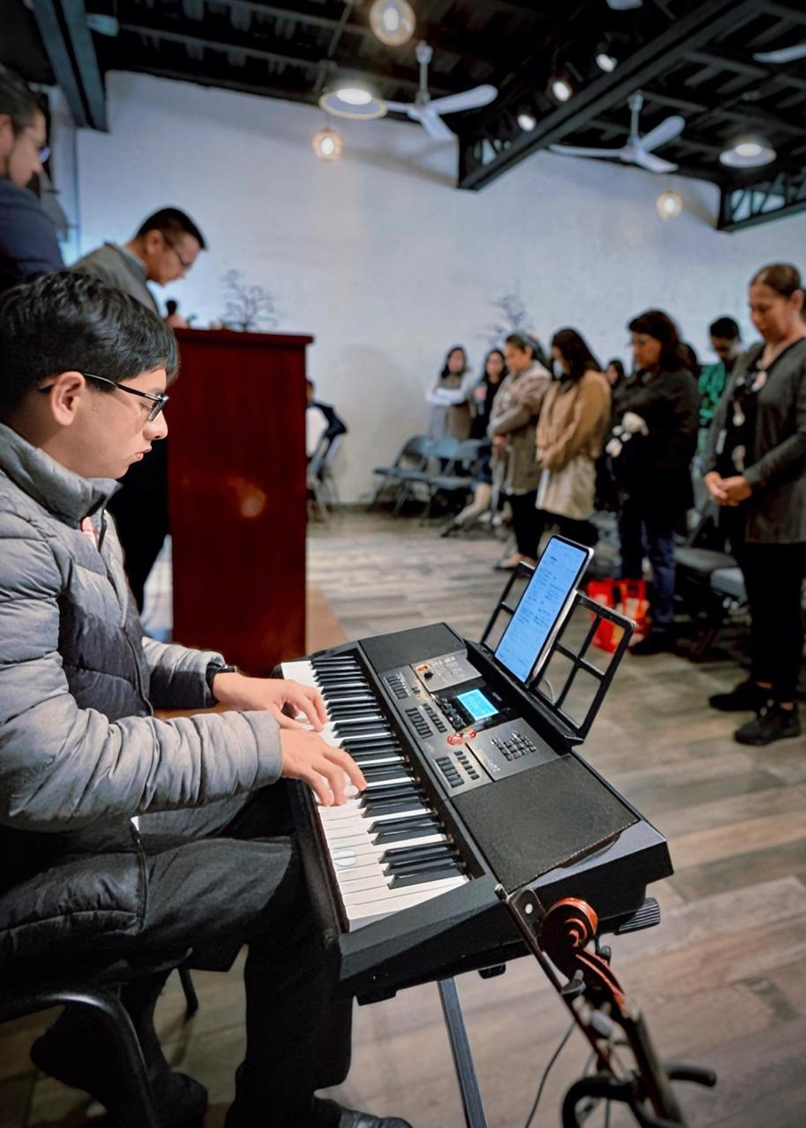 Joven participando con música durante una reunión de la iglesia