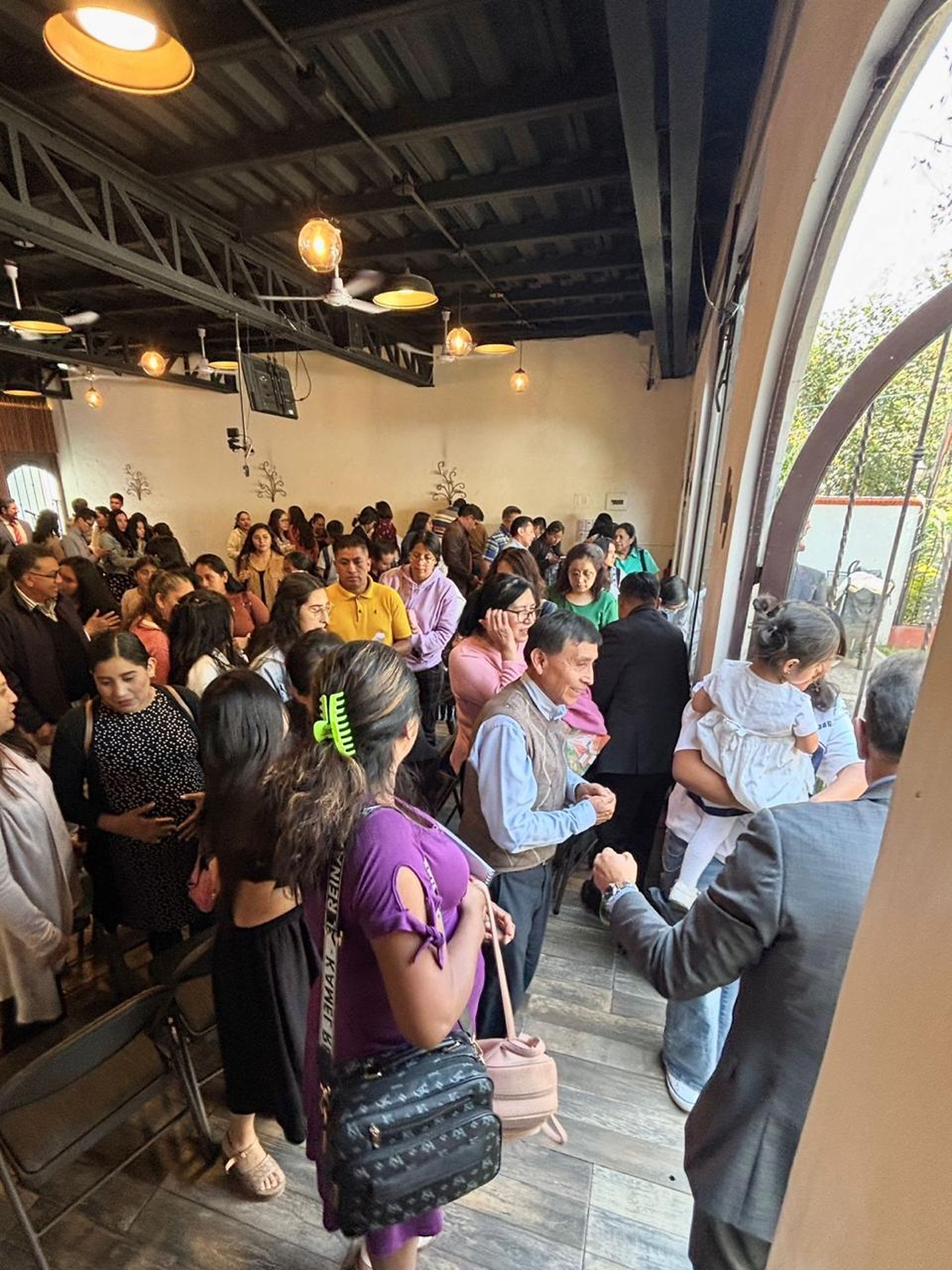 Familias entrando al salón principal de Roca Eterna