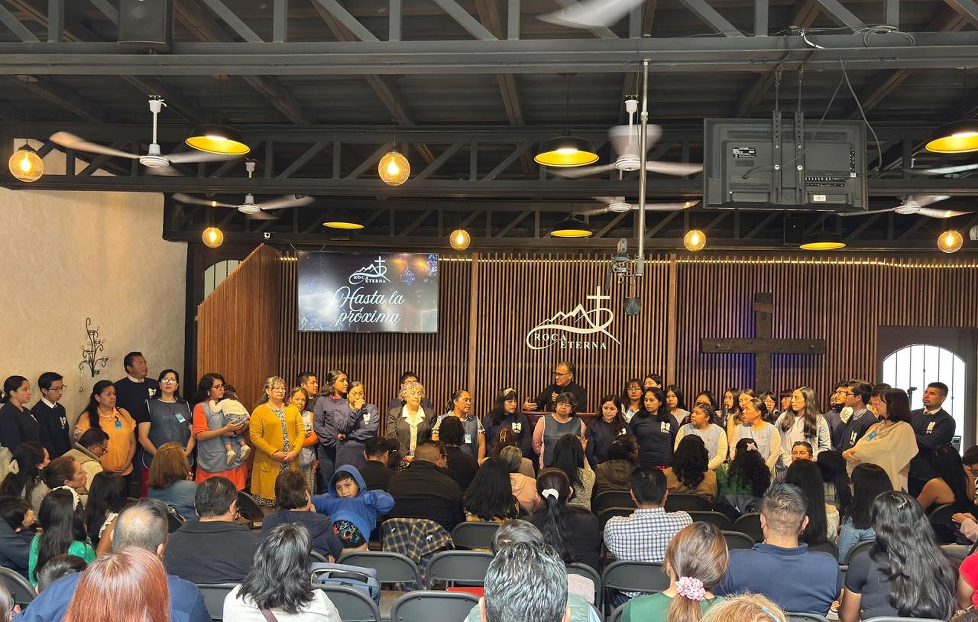 Congregación reunida en el interior de Roca Eterna
