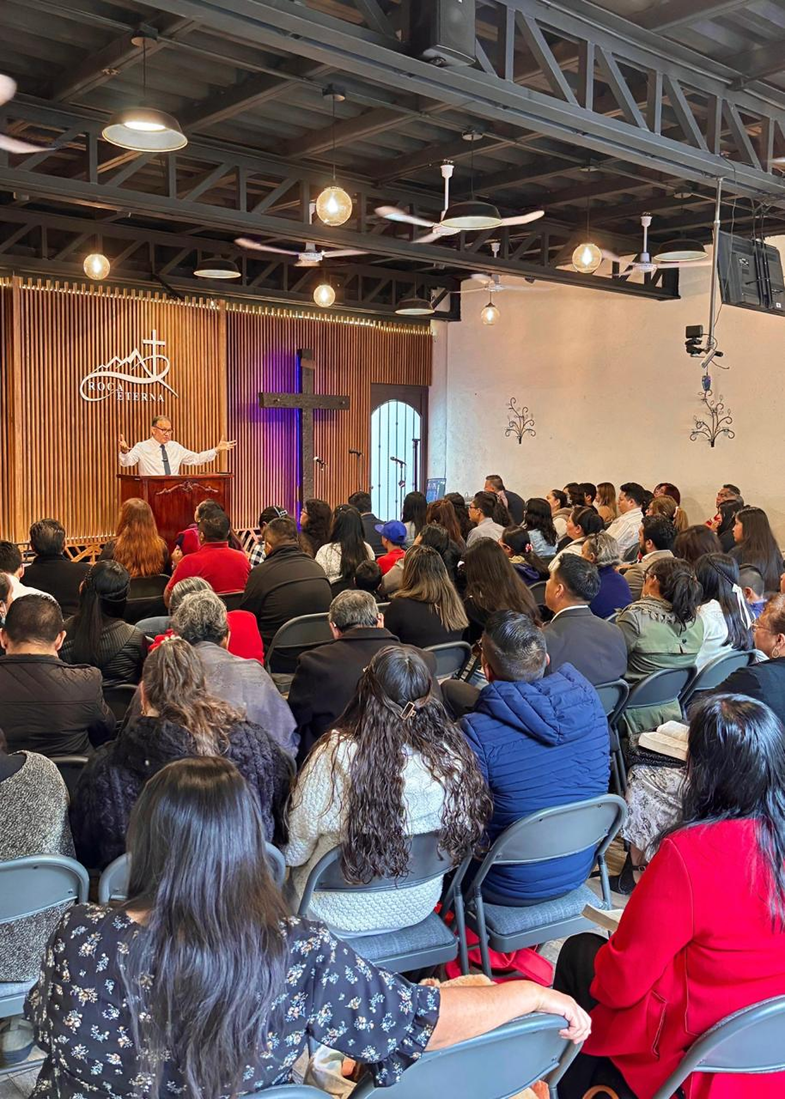 Congregación reunida en el salón principal