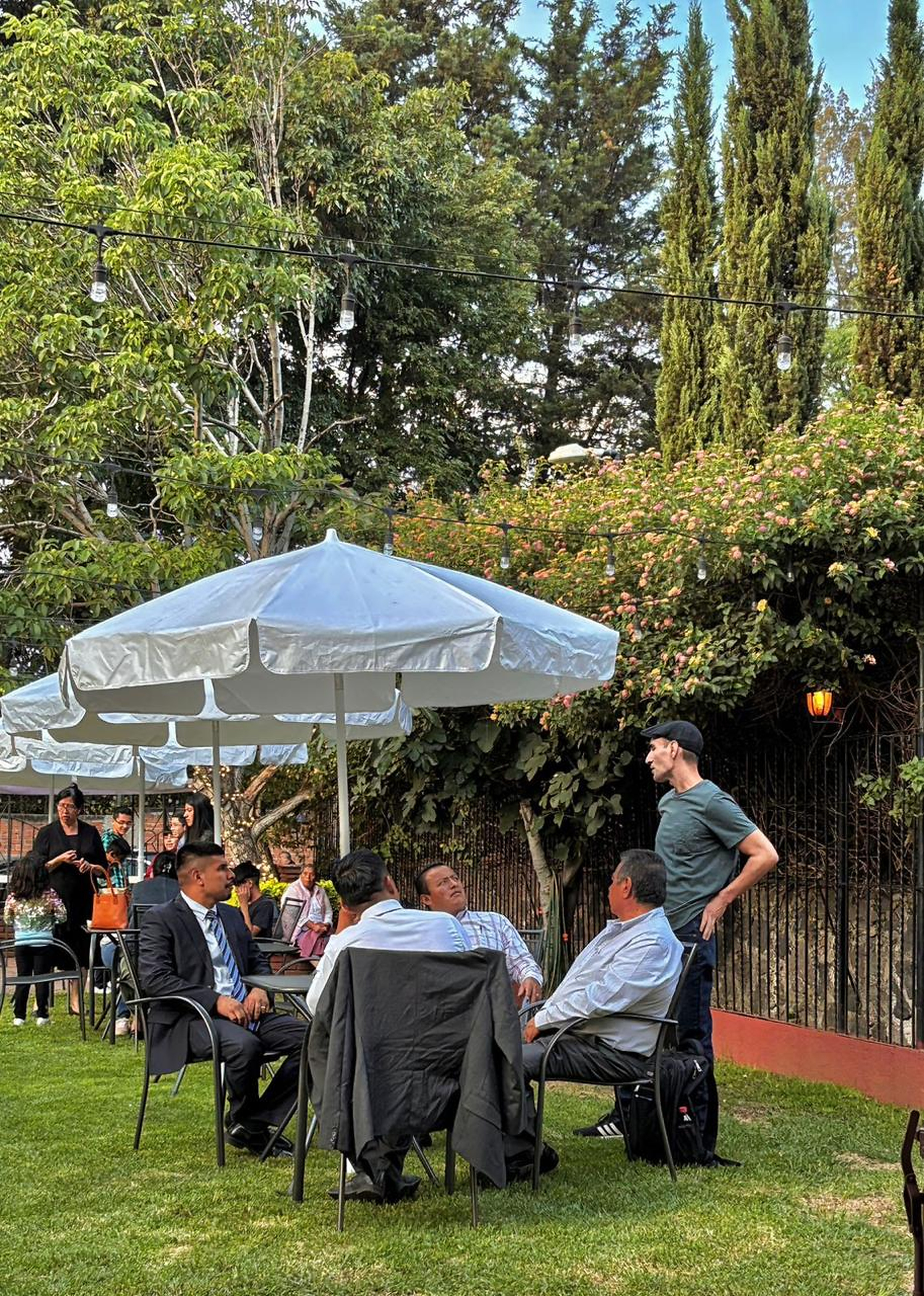 Varones de Roca Eterna conversando en el jardín