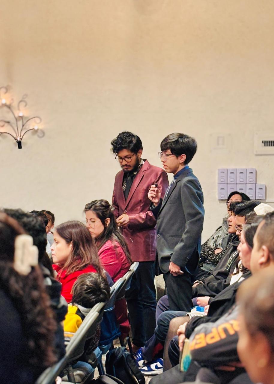 Jóvenes compartiendo durante una reunión de la iglesia